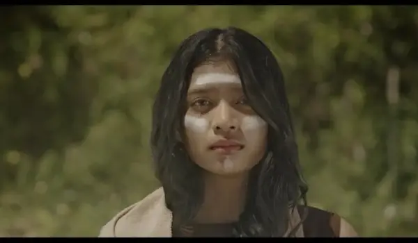 Film "Marege Awating Macassan" bukan sekadar dokumenter sejarah. Film ini membawa kita masuk dalam sejarah itu sendiri, ...dan ikut mengalami rindu yang tumbuh di hati ketika mereka berpisah dengan keluarga baru di tanah seberang.