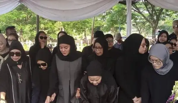 Presenter Olla Ramlan saat menghadiri pemakaman Ibunya, Tis'ah Djahri, di TPU Tanah Kusir, Jakarta Selatan, Minggu (12/10/2025).