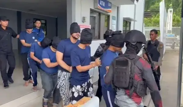 Ammar Zoni bersama lima tersangka kasus dugaan peredaran narkoba di Rutan Salemba dipindahkan ke Nusakambangan pagi tadi.