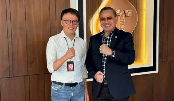 Anggota DPR RI Fraksi Partai Demokrat Irjen Pol (P) Drs Frederik Kalalembang (kanan) bersama Direktur Utama Telkomsel Nugroho berfoto bersama usai bertemu di kantor Telkomsel Jakarta.