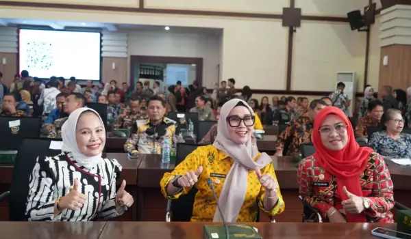 Wali Kota Palopo Hj. Naili (kiri) berpose di sela-sela Rakor Pemberantasan Korupsi se-Sulsel yang digelar KPK di Makassar, Kamis (16/10/2025).