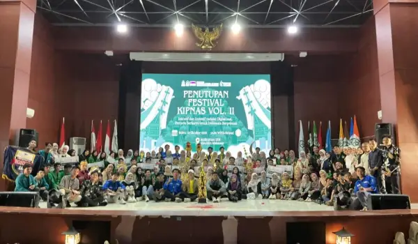 Foto bersama usai penutupan Festival KIP Nasional 2025 di Auditorium Kampus 2 UINAM.