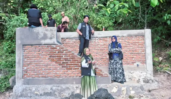 Foto : Tim Mahasiswa SMFT dan Dosen Unifa Lakukan Pengabdian Pembuatan Kolam kolam penjernihan air dengan penerapan solusi berbasis alam.