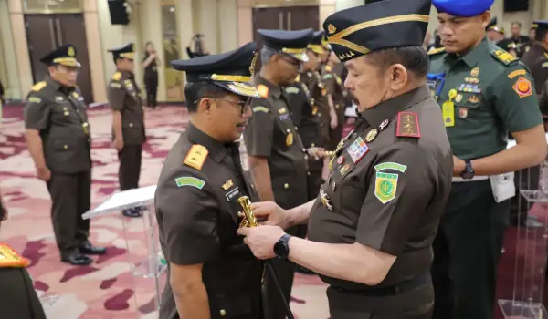Jaksa Agung ST Burhanuddin melantik Didik Farkhan Alisyahdi, sebagai Kajati Sulsel, Kamis (23/10/2025)