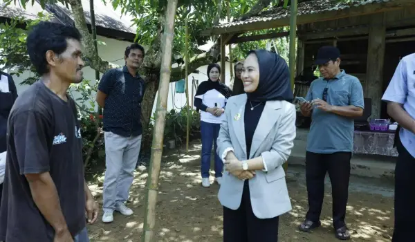 Walikota Palopo, Hj Naili Trisal berkunjung ke Kelurahan Peta, Kecamatan Sendana, Jumat (24/10/2025). Dalam kunjungannya, Naili menyalurkan bantuan dana pembangunan Masjid Babut Jannah Peta.
