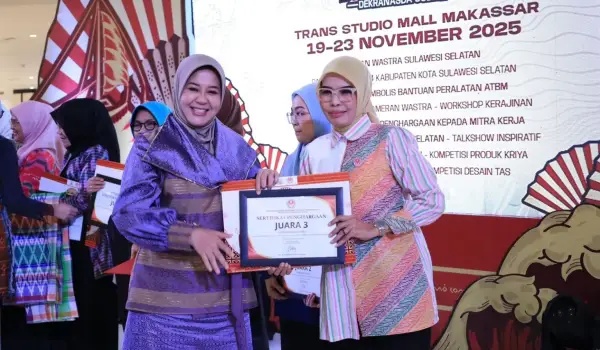 Ketua Dekranasda Bulukumba Andi Herfida Muchtar, menerima penghargaan dalam ajang Expo Kreatif Andalan Dekranasda Provinsi Sulawesi Selatan 2025 yang digelar pada 19Ã¢â‚¬â€œ23 November di Mal Trans Studio Makassar