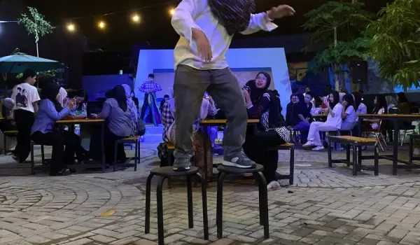 Performance Art "Jejak Waktu dalam Sarung", Karya Asia Ramli. MB ReVIval 2025.