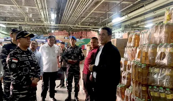 Menteri Pertanian (Mentan) Andi Amran Sulaiman melepas keberangkatan bantuan pangan "Kementan Peduli Bencana" untuk korban banjir di Aceh, Sumatera Utara, dan Sumatera Barat di Dermaga Kolinlamil, Pelabuhan Tanjung Priok, Jakarta, Jumat (5/12/2025).