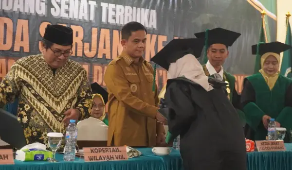 Wakil Bupati Pinrang Sudirman Bungi, S.IP., M.Si, menghadiri Wisuda Sarjana STAI DDI Pinrang Angkatan XX yang digelar di Aula Hotel M, Senin (15/12/2025).