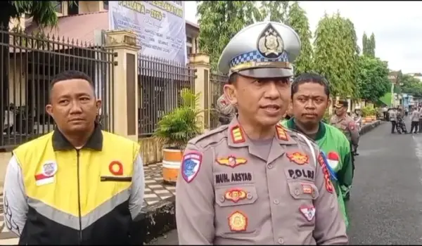 Kasat Lantas Polres Parepare AKP Muh. Arsyad bersama perwakilan komunitas ojek online saat dimulainya Operasi Keselamatan Pallawa 2026 di Kota Parepare, Senin (2/2/2026).