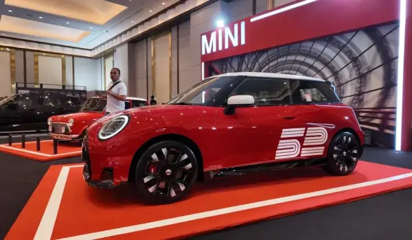 MINI 1965 Victory Edition dan MINI Cooper S di ajang Monte Carlo Rally 1965.