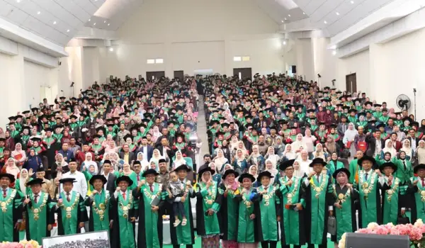 Rektor UIN Palopo, Dr. Abbas Langaji M.Ag sambil menggendong cucunya berfoto di acara Wisuda Sesi II Periode I/2026. Juga dihadiri para Senat dan Guru Besar UIN serta mantan ketua STAIN, IAIN Palopo.