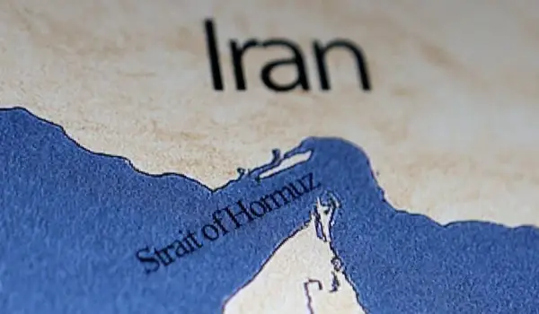 Foto: Ilustrasi ini, menampilkan peta yang menunjukkan Selat Hormuz dan Iran.