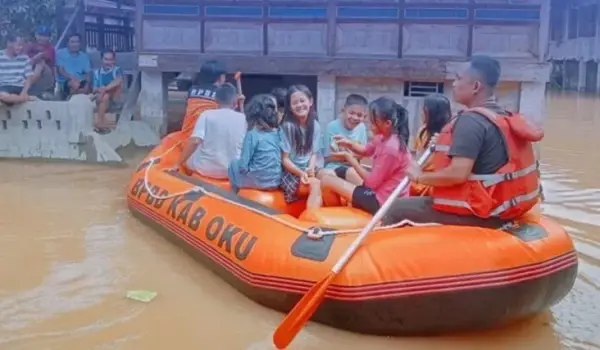 BPBD Kabupaten OKU mengevakuasi korban banjir di Desa Gunung Meraksa.