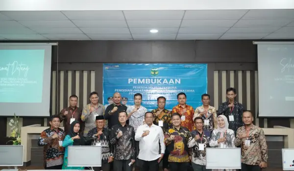 Momen foto bersama di sela-sela pelaksanaan seleksi 14 pejabat pemerintah Luwu.