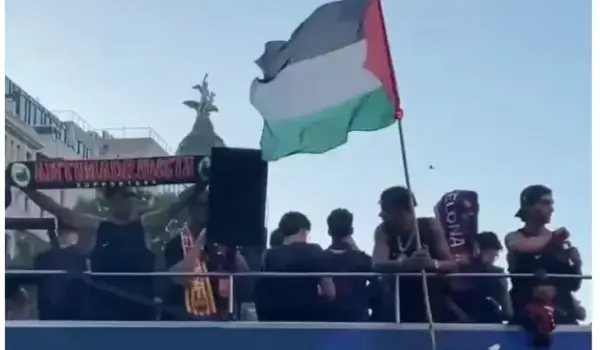 Lamine Yamal Kibarkan Bendera Palestina.