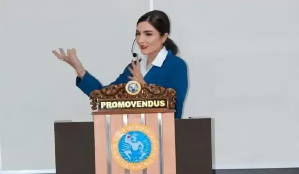 Foto: Ashanty saat ujian terbuka Program Studi Pengembangan Sumber Daya Manusia, Sekolah Pascasarjana Universitas Airlangga.