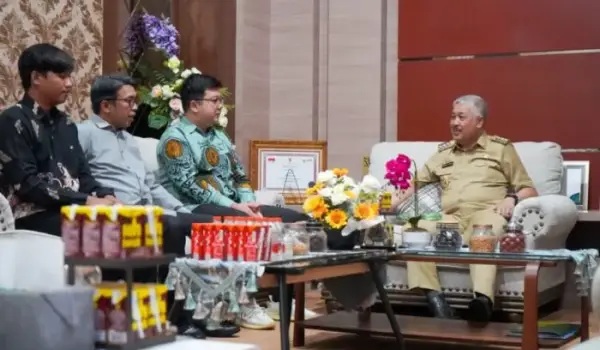 Bupati Pinrang, H.A. Irwan Hamid, S.Sos, menerima audiensi pihak PT. Solar Karya Energy di ruang kerja Bupati Pinrang, Selasa (19/5/2026).