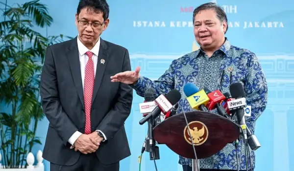 Menko Perekonomian Airlangga Hartarto (kanan) bersama Menteri Keuangan Purbaya Yudhi Sadewa (kiri).