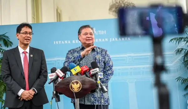 Menko Perekonomian Airlangga Hartarto (kanan) bersama Menteri Keuangan Purbaya Yudhi Sadewa (kiri).