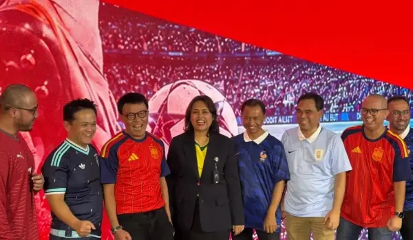 Jajaran petinggi Telkomsel dan TVRI dalam peluncuran paket Bola Gembira Maxstream TV untuk merayakan Piala Dunia 2026.