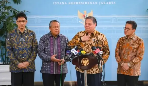 Menko Perekonomian Airlangga Hartarto bersama Gubernur BI Perry Warjiyo, Menkeu Purbaya Yudhi Sadewa, dan Mendag Budi Santoso.