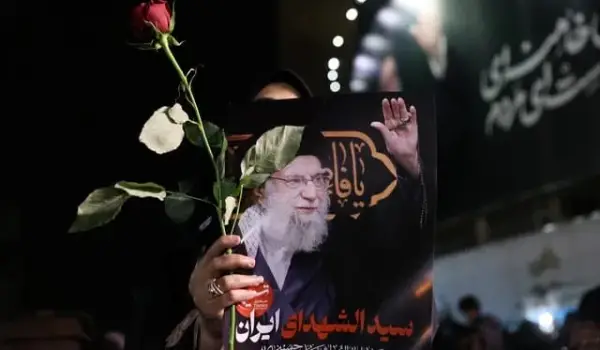Seorang wanita memegang foto mendiang Pemimpin Tertinggi Iran Ayatollah Ali Khamenei, setelah putranya Mojtaba Khamenei diperkenalkan sebagai pemimpin tertinggi baru Iran.