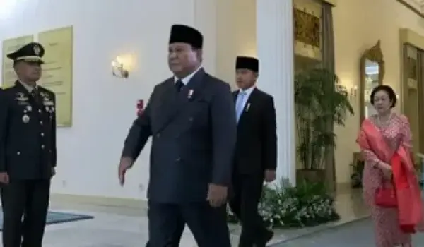 Nampak Presiden Prabowo Subianto bersama Wapres Gibran Rakabuming Raka dan mantan Presiden Megawati Soekarnoputri saat berjalan menghadiri Upacara Peringatan Hari Lahir Pancasila di Halaman Gedung Pancasila, Kemlu, Jakarta, Senin (1/6/2026).