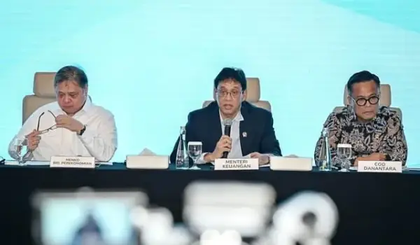 Menko Perekonomian Airlangga Hartarto bersama Menkeu Purbaya Yudhi Sadewa, dan COO Danantara Dony Oskaria.