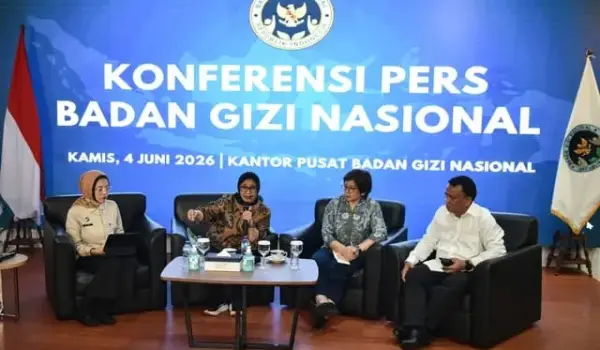 Kepala BGN Nanik S Deyang (dua kiri) didampingi Waka BGN Agustina Arumsari (dua kanan), Waka BGN Mayjen TNI Trenggono (kanan), dan Kabiro Hukum & Humas Khairul Hidayati (kiri) beri keterangan pers di Kantor Pusat BGN, Jakarta.
