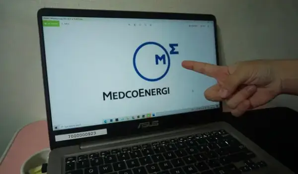 Ilustrasi orang menunjuk logo Medco Energi.