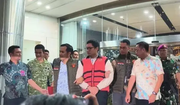 Komisaris PT Yasa Artha Trimanunggal (YAT), Andri Mulyono (AM) selaku tersangka pengadaan motor listrik BGN di Gedung Jampidsus, Jakarta, Jumat (12/6/2026).