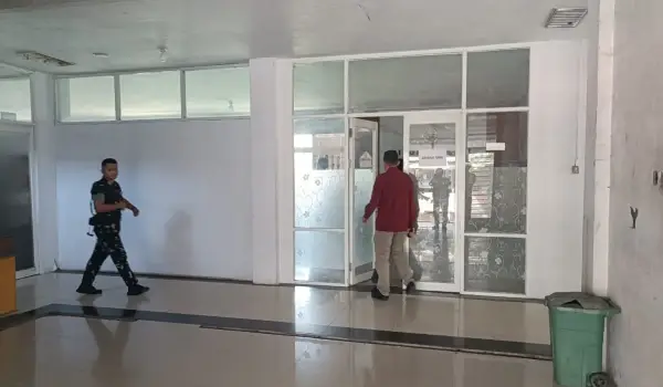 Penyidik Bidang Tindak Pidana Khusus Kejati Sulsel melakukan penggeledahan di ruang Bidang SMA Dinas Pendidikan Sulawesi Selatan, Rabu (17/6/2026), terkait penyidikan dugaan korupsi proyek pengadaan perpustakaan digital.
