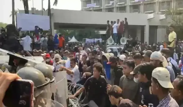 Eksekusi Hotel Sultan di Kawasan GBK, Jakarta Pusat, Kamis (18/6/2026) berujung ricuh.