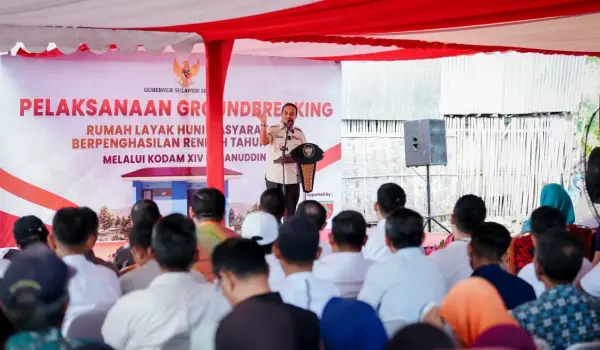 Gubernur Sulawesi Selatan, Andi Sudirman Sulaiman melakukan groundbreaking pembangunan Rumah Layak Huni (RLH) bagi masyarakat berpenghasilan rendah Tahun 2026 di Desa Panyangkalang, Kecamatan Laikang, Kabupaten Takalar, Jumat (19/6/2026).