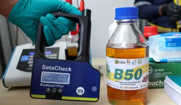 Sampel Biodiesel B50 saat acara pengujian bahan bakar nabati tersebut sebagai bagian dari rencana strategis pemerintah di Lembang, Provinsi Jawa Barat, Selasa (21/04/2026).