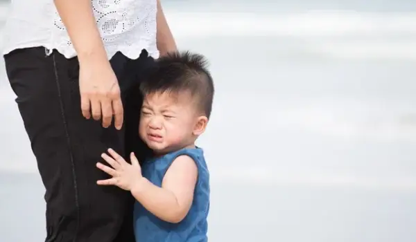 Ilustrasi ibu panik bayi laki-laki menangis. Foto: Shutterstock