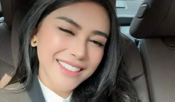 Punya jabatan baru sebagai Ketua DPD PAN Jakarta Utara, Bebizie malah pamer penata riah dan penata rambutnya. [Instagram]