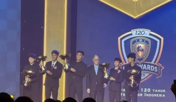 Ketua Panitia IMI Awards 2025 Bayu Priawan (ketiga dari kanan) memberikan trofi kepada para pemenang. (Foto: Istimewa)