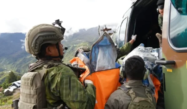 Koops TNI Habema berhasil mengevakuasi jenazah pilot pesawat PT AMA Air PK-RCY, Nicholas F. Goselin, yang menjadi korban penembakan di Bandara Ipdeheik, Kampung Balinggama, Distrik Sobaham, Kabupaten Yahukimo. Foto/istimewa
