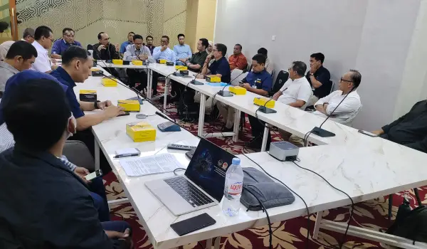 Ketua Umum Forum CSR Sulsel, DR. Ir. Drs. La Tunreng, MM., IPU saat memberikan arahan dalam Rakor Foum CSR di Toraja Room, Kantor Gubernur Sulsel, Rabu (1/7/2026).