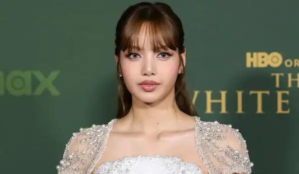 Viral! Lisa BLACKPINK Makan Malam Bareng Pria Misterius di Thailand, Siapa Dia?
