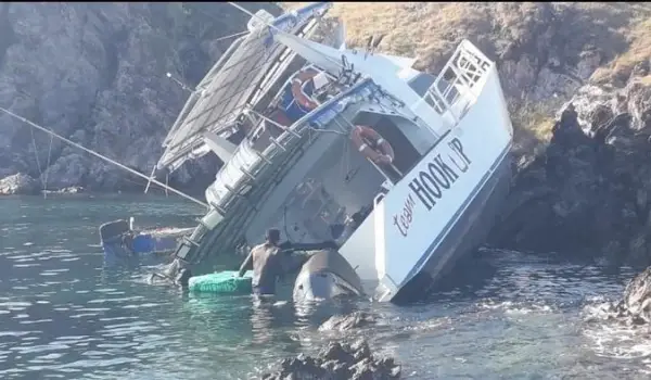 Speedboat Hook Up menabrak karang di perairan Pulau Bidadari, Labuan Bajo, Manggarai Barat, NTT.