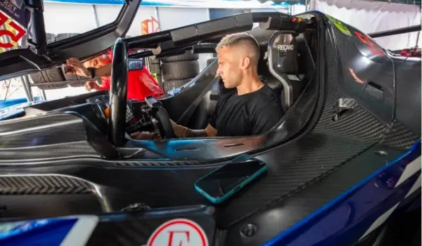 Jono Lester, pembalap profesional kelas GT3 internasional, mengawasi pengujian dynotest di Thailand.