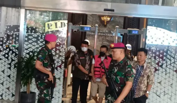 Tersangka kasus TPPU Don Ritto memakai rompi tahanan Kejagung,