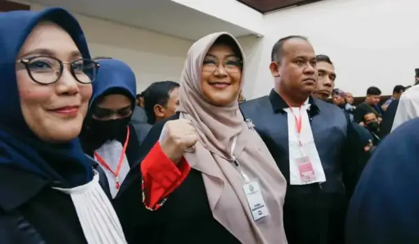 Dokter Tifa seusai menjalani sidang perdana perkara fitnah ijazah Jokowi di PN Jatim.