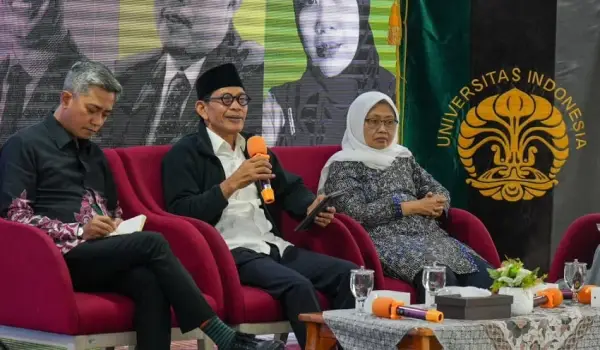 Ketua PBNU Periode 2015–2020 Robikin Emhas (tengah).