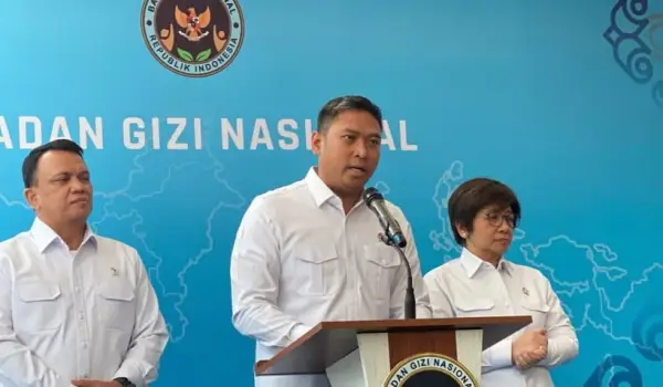 Kepala Badan Gizi Nasional (BGN) Sudaryono (tengah).