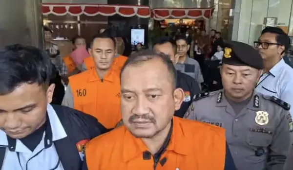 Bupati Pemalang Anom Widiyantoro (mengenakan rompi tahanan).