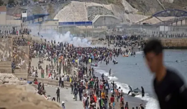 Ribuan migran dari Maroko menyeberang ke Spanyol melalui perbatasan Ceuta.